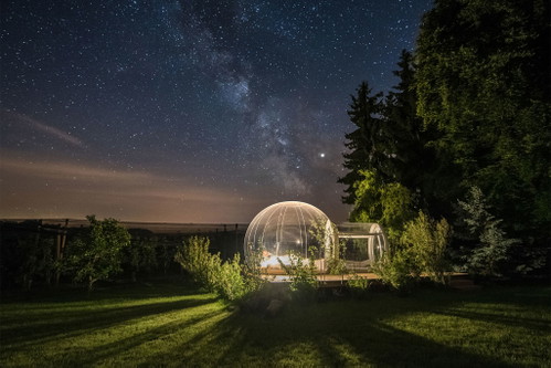 Bubble «Hotel Feierlenhof» Im Himmelbett des Feierlenhof in Altnau am Bodensee übernachten die Gäste idyllisch zwischen Obstbäumen: Das Dorf, das mehr&nbsp;Apfelbäume als Einwohner hat, ist auch unter dem Namen «das Apfeldorf mit Sti(e)l» bekannt.
Familie Barth, Feierlenhof, 8595&nbsp;Altnau