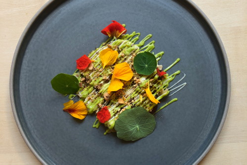 Blumenkohl, Haselnuss, Kräuteremulsion:&nbsp;ein Gericht des noch jungen Restaurants «moment».
