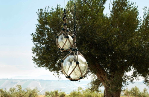 Das Glas der Pendelleuchte »Bollicosa Nautilus« von Cassina hat eine interessante Bläschenstruktur.