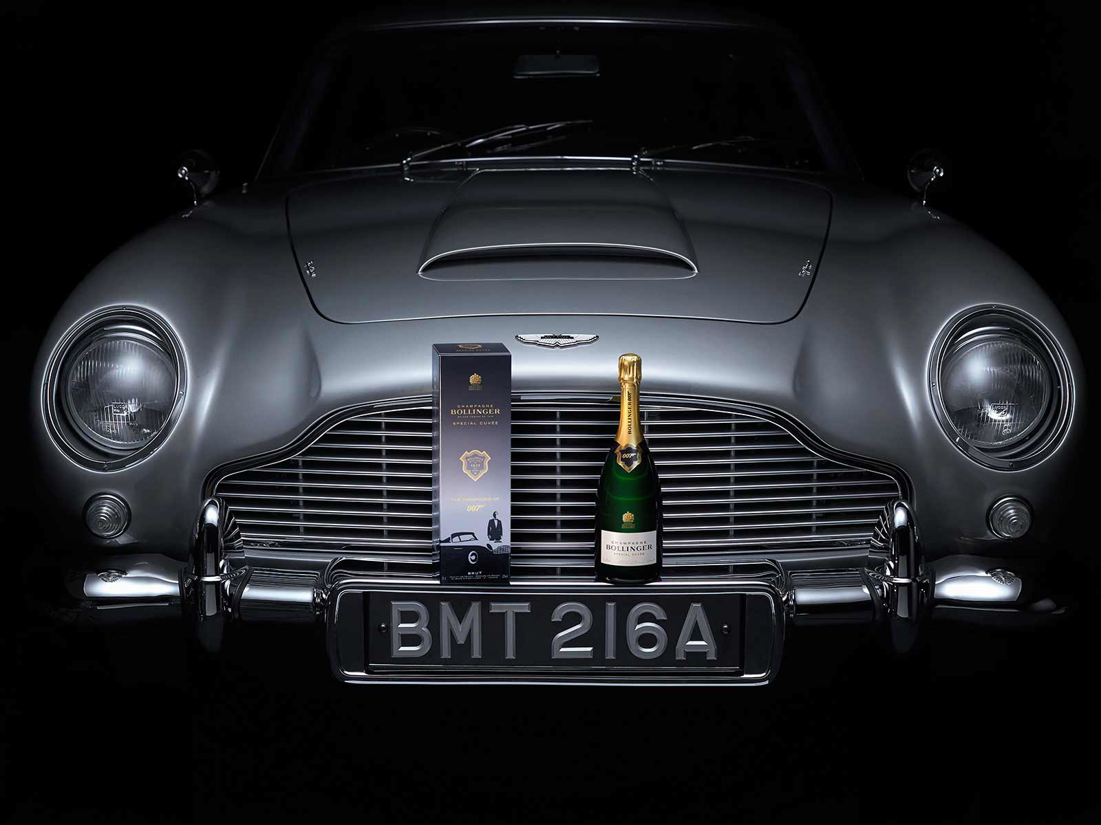 Bollinger und Bond in Szene gesetzt.