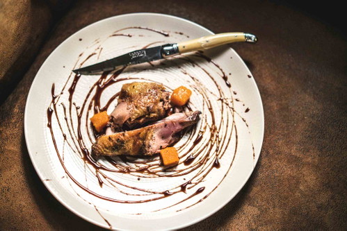 Sieht aus wie ein Gemälde von Jackson Pollock, ist aber eine&nbsp; Kreation von »Clandestí«- Küchenchef Pau Navarro. Der kauft täglich frisch ein und lässt sich dann von den Produkten inspirieren. Speisekarte? Fehlanzeige.