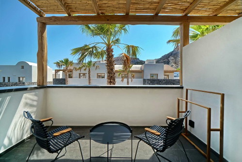 Jedes Zimmer hat einen Balkon oder eine Terasse.