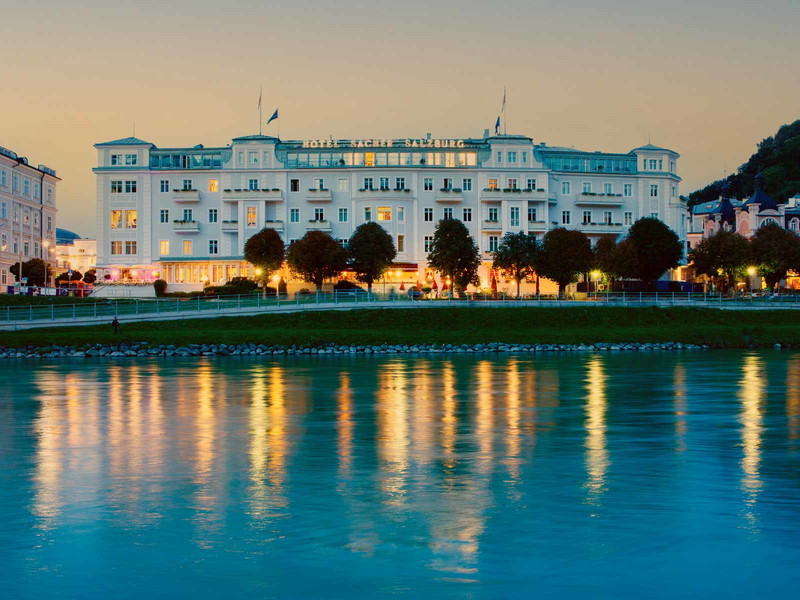 Mit seiner prächtigen Fassade passt das »Hotel Sacher« perfekt in die Kulisse der Festspielstadt.