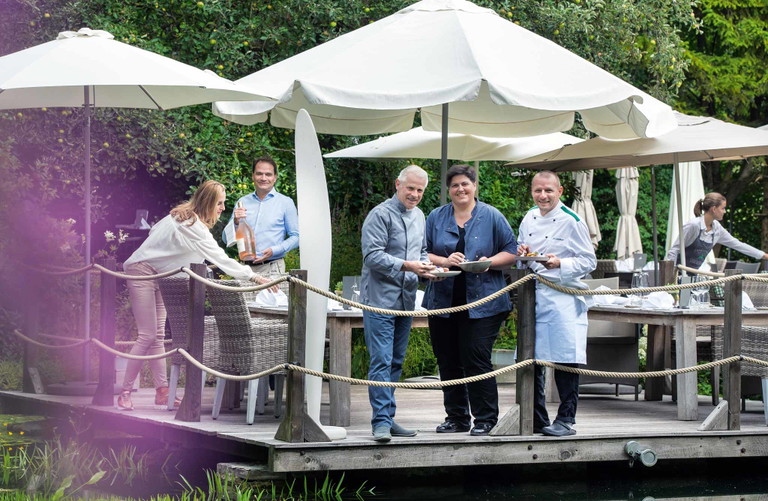 Gehören zur Crème de la Crème der Kulinarik im Wienerwald: Robert Geidel, Susanne Kühn&nbsp;und Sous-Chef Alexander Belagyi&nbsp;sowie im Hintergrund »Stockerwirt«-Inhaber Katharina und Georg Stocker.&nbsp;