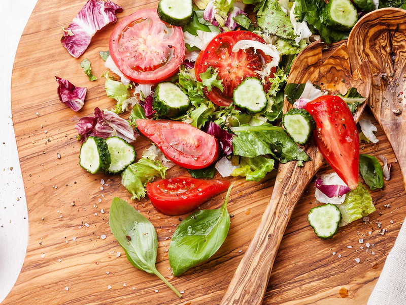 Salat ist gesund – und liegt vor allem im Sommer nicht so schwer im Magen.