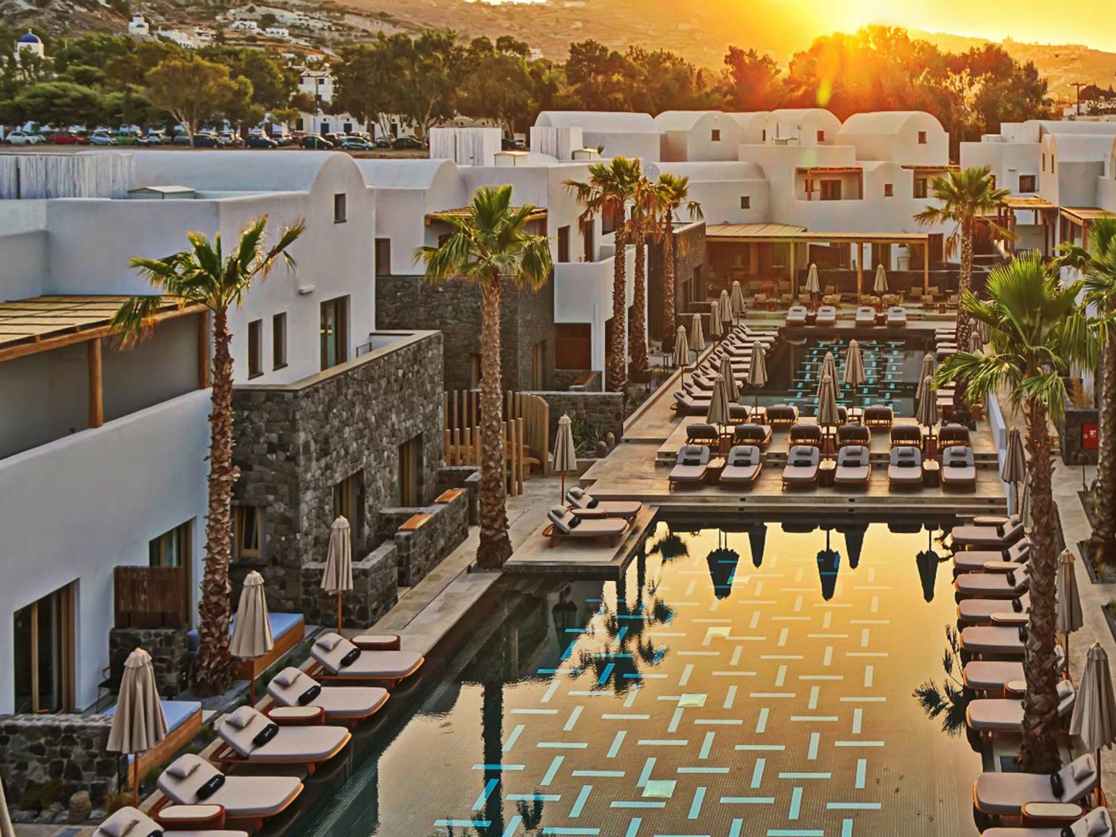 Zwei grosse Pools mit 80 Sonnenliegen bilden das Herzstück des Resorts.