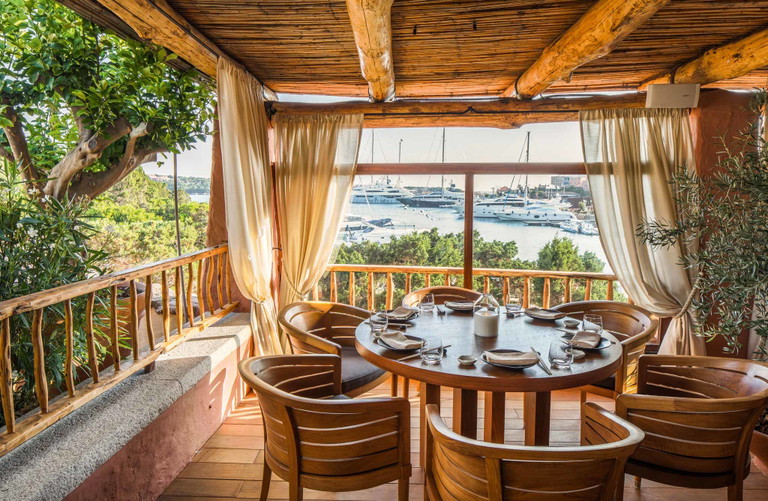 Arkadi Novikovs Nobel-Asiate am Yachthafen von Porto Cervo auf Sardinien.