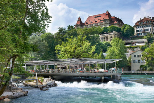 Die Terrasse des «Schwellenmätteli» befindet sich direkt über der rauschen­den Aare.