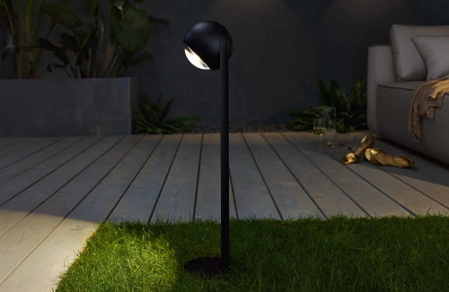Wie selbstverständlich wirkt die schlicht gestaltete »Sito palo« von Occhio an Wegen oder an der Terrasse. Ihre innen liegende Linse bündelt das Licht zu schönen Bögen.&nbsp;