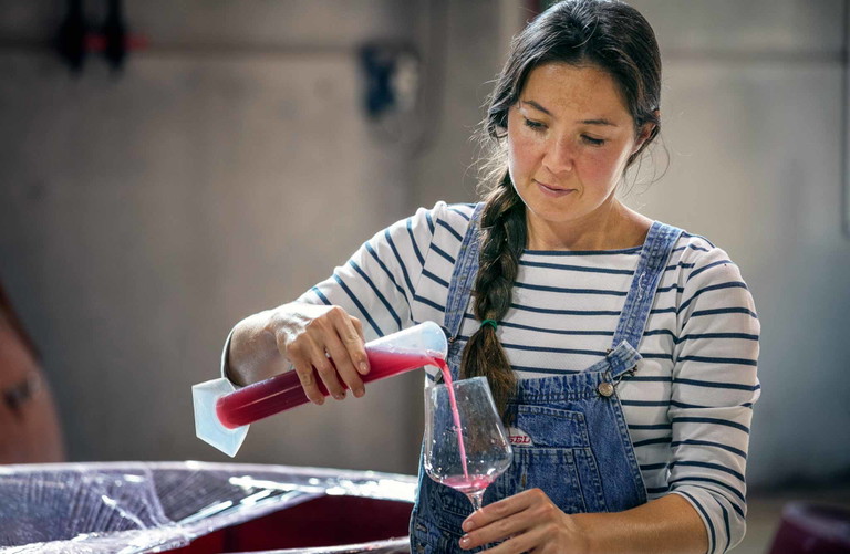 Seit einigen Jahren zeichnet die begnadete Önologin Tatjana Peceric für die Arbeit im Keller von Terroir al Límit verantwortlich. Gemeinsam mit Dominik Huber feilt sie Jahr für Jahr am perfekten Terroirwein.
