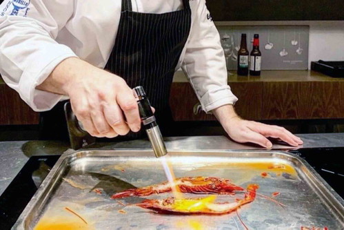 ...oder geflämmte Rote Riesengarnele mit Ingwer-Senf-Zabaione.