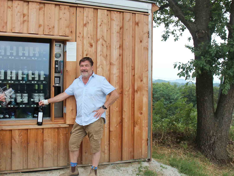 Andreas und Willi Sattler vor der »Kapellenrast« am Sernauberg