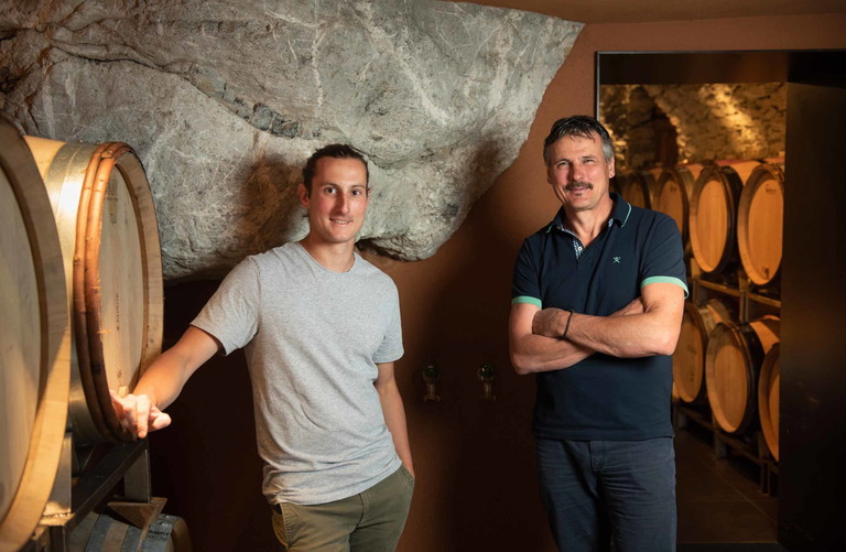 Zwei Bündner Winzergenerationen: Patrick Adank und sein Vater Hansruedi.