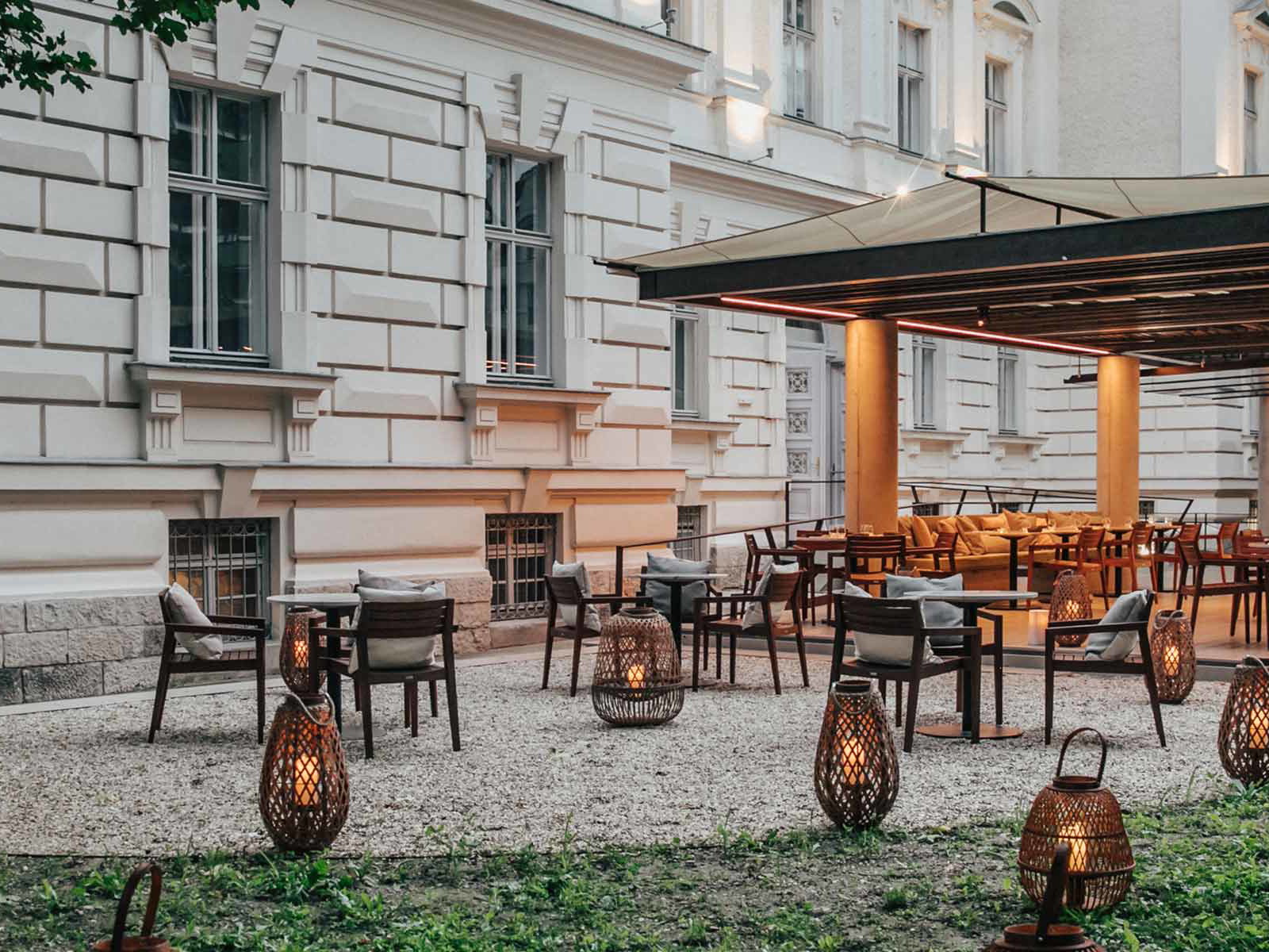 Im Sommer werden die Gäste im&nbsp;Garten des Restaurants bedient.