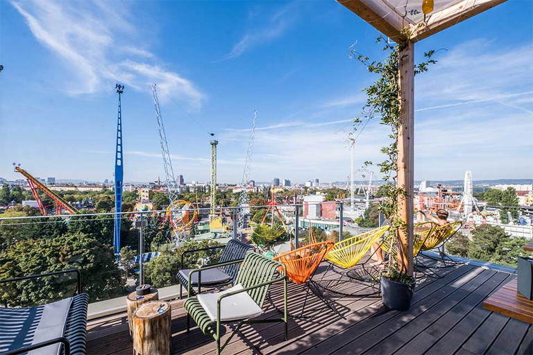 Die Dachterrasse ist auf das bunte Treiben im Wurstelprater ausgerichtet.