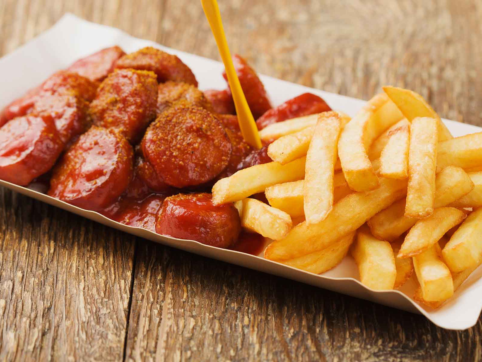 Volkswagen produziert nicht nur Autos, sondern auch Currywurst.