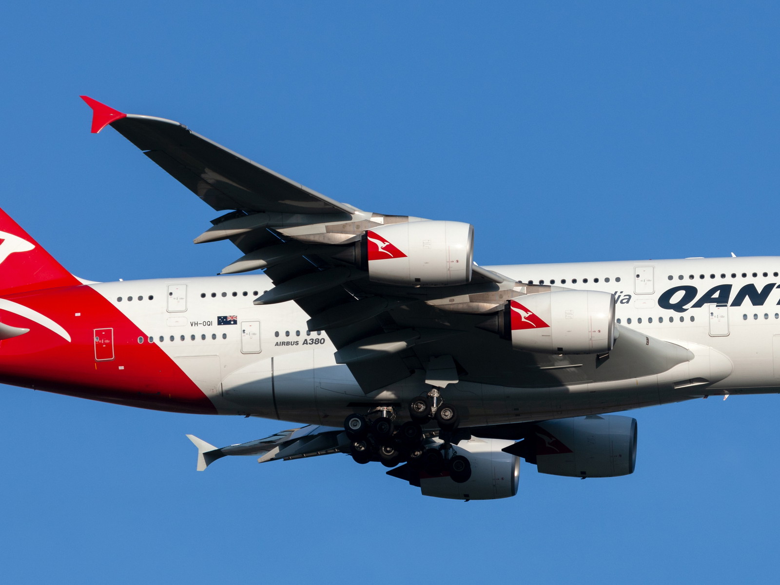 All Qantas workers will need to be fully vaccinated against Covid-19