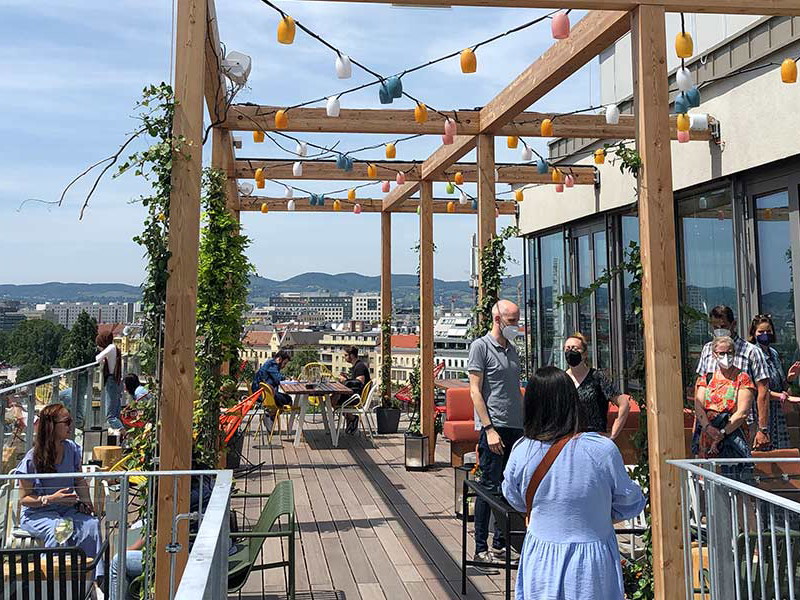 Die Rooftop-Terrasse des »Zoku«-Hotels gewährt unmittelbaren Blick auf die Prater-Attraktionen.