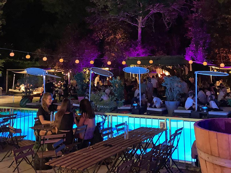 Cooles Verkostungsambiente am Pool in der Pratersauna