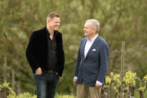 Rudi Bindella (r.) und Rudi Bindella jr. in ihren Reben in Montepulciano. Sie setzen auf einen natürlichen, handwerklichen Anbau und eine ebensolche Vinifikation.