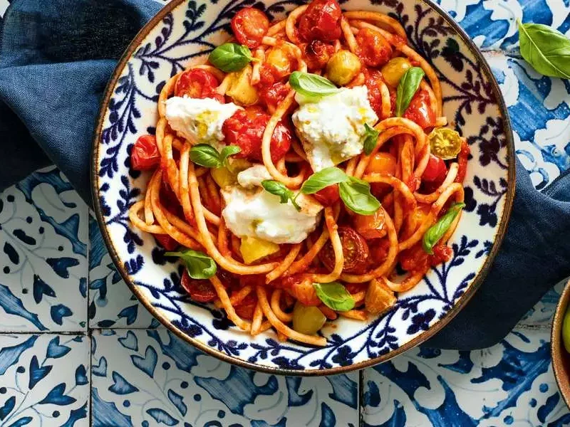Bucatini al Pomodoro con Burrata Foodstyling: Gitte Heidi Rasmussen