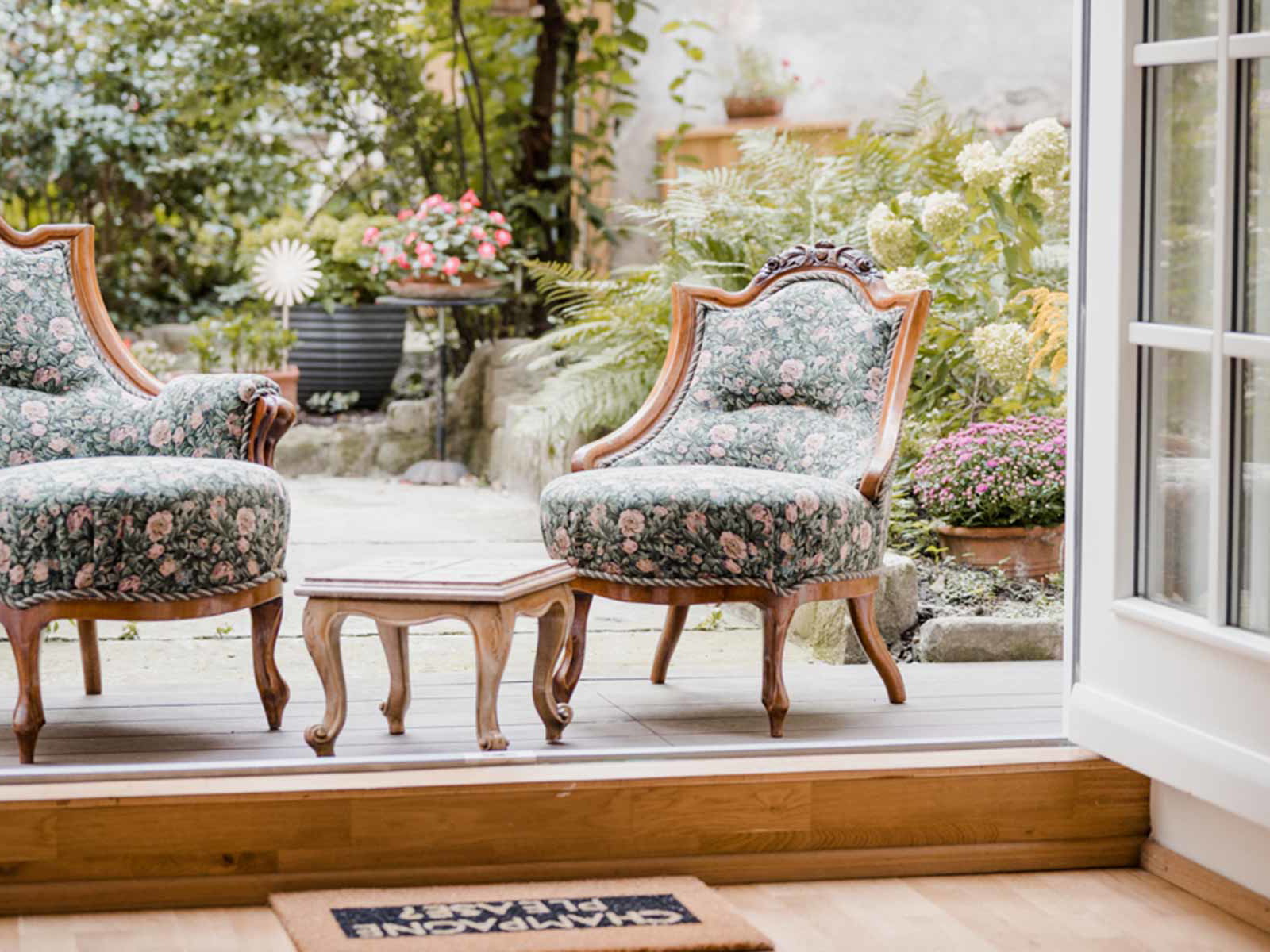 Der Garten eines ehemaligen Ateliers lädt zu entspannten Stunden ein.