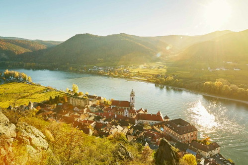 Dürnstein und sein Stift liegen direkt an der Donau. Ob beim Wandern durch die Weinberge, einem Spaziergang durch die Altstadt oder dem Besuch eines der zahlreichen Events im Weinherbst – ein Traum-Blick ist immer garantiert.&nbsp;