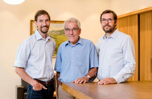 Senior Emmerich Knoll aus Loiben in der Wachau, flankiert von seinen Söhnen August (links) und Emmerich Junior, belegt mit dem Premieren-Federspiel von der Ried Kellerberg den exzellenten zweiten Platz.