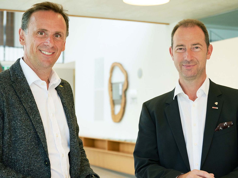 Landesrat Jochen Danninger, zuständig für die Bereiche Wirtschaft und Tourismus (l.) und Mario Pulker, Spartenobmann für die Gastronomie in der Wirtschaftskammer Österreich.