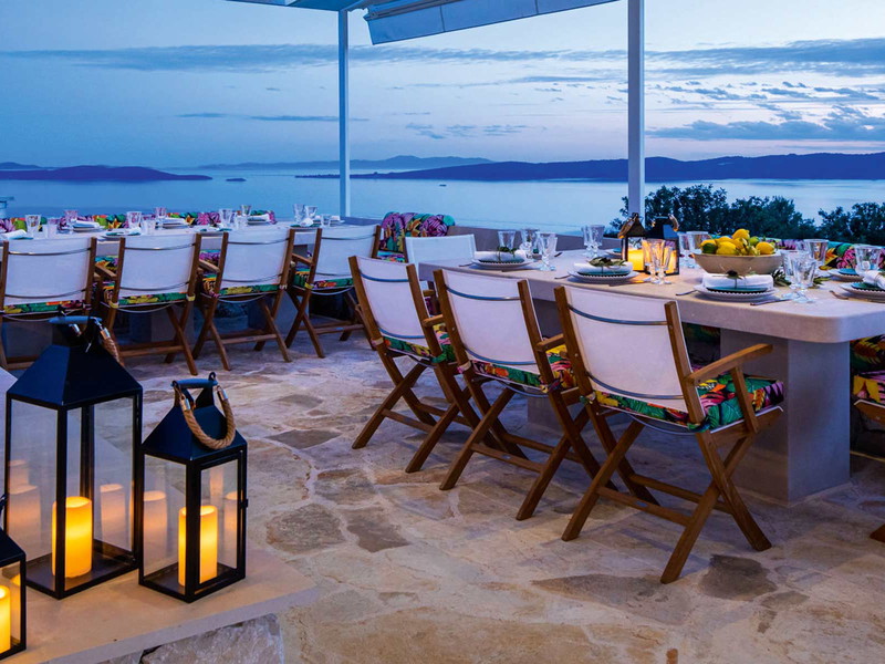 Auf der Dachterrasse des beeindruckenden »Olivenhauses« in der Anlage des Hotels belohnt Max Stiegl für den Tag im Olivenhain mit einem Mulatschag.