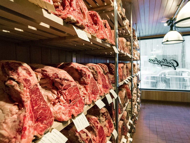 At Gallagher's Steakhouse in New York&nbsp;huge amounts of raw steak&nbsp;are&nbsp;displayed.&nbsp;