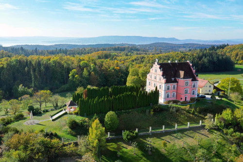 Schloss Freudental:&nbsp;Das Schloss des Master of&nbsp; Wine
Philipp Schwander, der erste Master of Wine der Schweiz, erfüllte sich mit diesem Schloss am Bodensee einen Traum. Wein spielt hier natürlich, wie im ganzen Leben des Schlossherren, eine Hauptrolle.