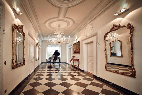 Aussen pink, innen purer Luxus: Schloss Freudental am Bodensee.