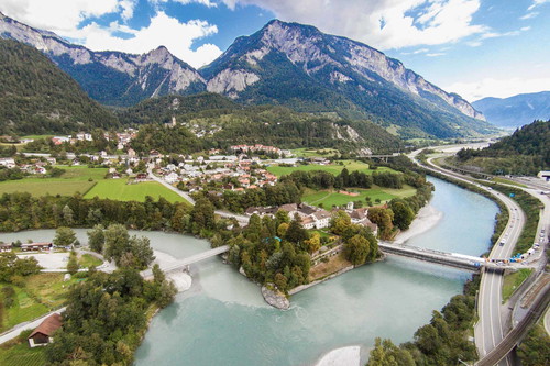 Schloss Reichenau:&nbsp;Wo einst der letzte König Frankreichs wohnte
Dort, wo Vorder- und Hinterrhein sich vereinen, liegt Schloss Reichenau – erbaut im 17. Jahrhundert. Selbst Louis-Philippe von Orléans, der Bürgerkönig Frankreichs, lebte einige Zeit auf dem beschaulichen Schloss im Bündnerland. Heute beheimatet es das Weingut der von Tscharners.&nbsp;