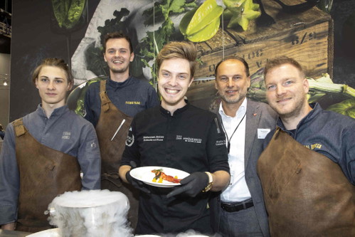 Stefan Fischer vom »Seekarhaus« Obertauern (3. v.l.) mit seinem Team und Thomas Panholzer (2. v.r.), Geschäftsführer Transgourmet Österreich.