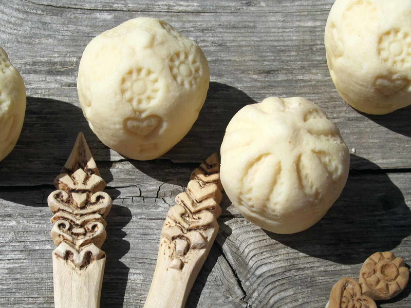 Trnič cheese is made on a high mountain pasture in northern Slovenia. According to legend, lonely dairymen thought of their wives&nbsp;when shaping the pieces and designed them especially lovingly.
