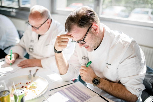 Juroren Adi Bittermann und Oliver Scheiblauer während des Tastings.