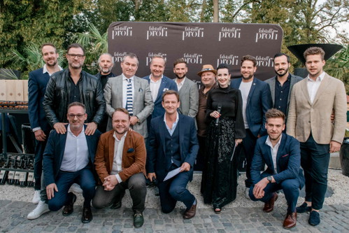 Kochjury – 2. Reihe v. l.: Sören Herzig, Oliver Scheiblauer, Heiko Antoniewicz, Toni Mörwald, Hubert Wallner, Aaaron Waltl, Adi Bittermann, Alexandra Gorsche (Moderatorin und Gastgeberin), Manuel Liepert, Michael Gauster, Andreas Hamler; 1. Reihe v. l.: Heimo Jessenko (Gastgeber), Andreas Krainer, Oliver Rosskopf (TV-Star und Moderator) und Jakob Quehenberger.