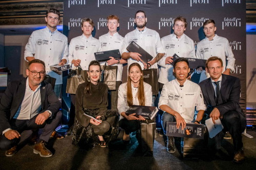 Finalisten Kategorie »Küche« – 2. Reihe v. l.: Jann Luca Urbschat, Stefan Kunst, Alexander Albert, Mark Lukaseder, Kelwin Meßner, Rok Smonkar; 1. Reihe v. l.: Gastgeber Heimo Jessenko und Alexandra Gorsche, Anna Hofstätter, Minh Quang Nguyen und Oliver Rosskopf (TV Star und Moderator).