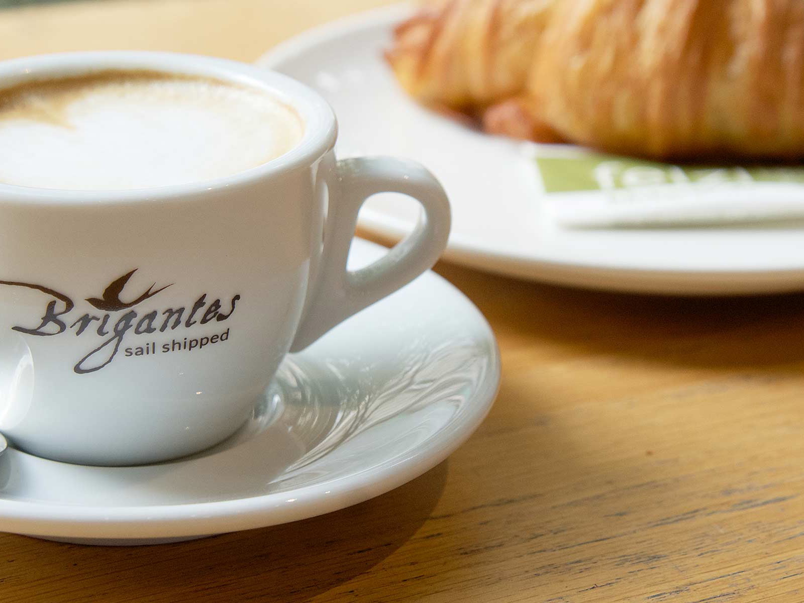 Gesegelter Kaffee hat einen ökologischen Fußabdruck eines regionalen Produktes.