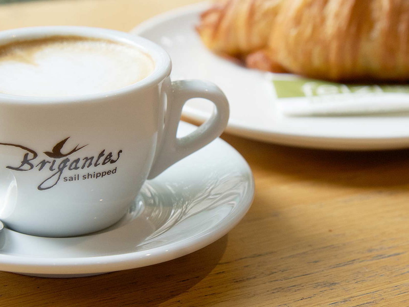 Gesegelter Kaffee hat einen ökologischen Fußabdruck eines regionalen Produktes.