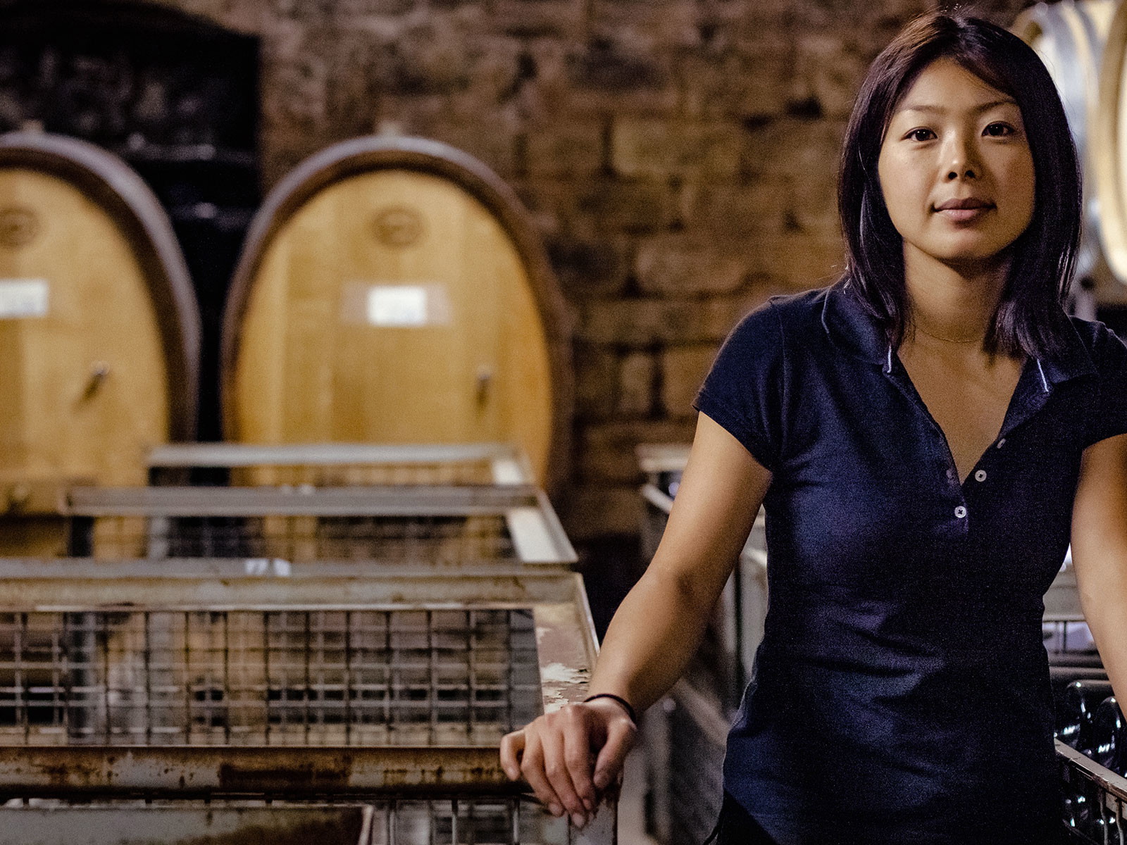 Chie Sakata wirkt im Keller des Weinguts Bernhard Koch in Hainfeld in der Pfalz.
