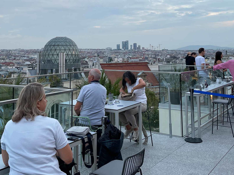 »Mariatrink«-Bar auf dem Dach des »Jaz-Hotels«.
