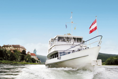 Ein Erlebnis: vom Schiff aus die Weinrieden erkunden und dabei edle Weine genießen.