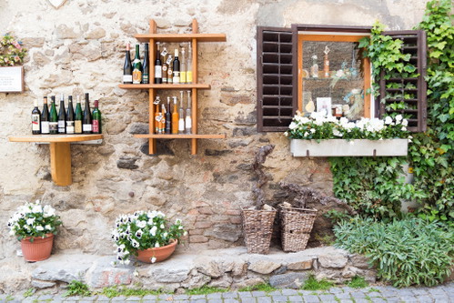 Zahlreiche gut sortierte Vinotheken laden zum Einkaufen,...