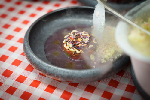 Vegetarische Komposition von Dominik Hartmann: Tomaten Salat mit Himbeeren, Sellerie und Fermentiertem Tomaten-Sud