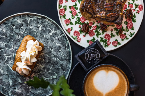 «Lemon Yuzu Cake» und «Sticky Bun» mit Karamell und Pekannüssen