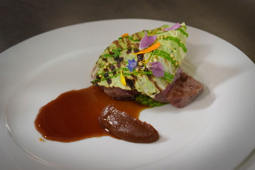 Kreation von Mitja Birlo: Iberico Presa – Nackenstück mit Kohl und Mole