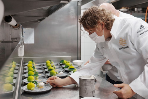 Mattias Roock kreiert ein Yuzu Zitronen-Gelato all’yougurt Ticinese-Pistacchio