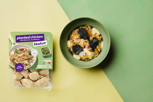 Aus planted.chicken bereitet Tim Raue «Chicken» mit Topinambur, Haselnuss und Trüffel zu